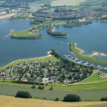 Recreatiepark Jachthaven De Veerstal Lathum - Luxe Chalet Bagian luar foto