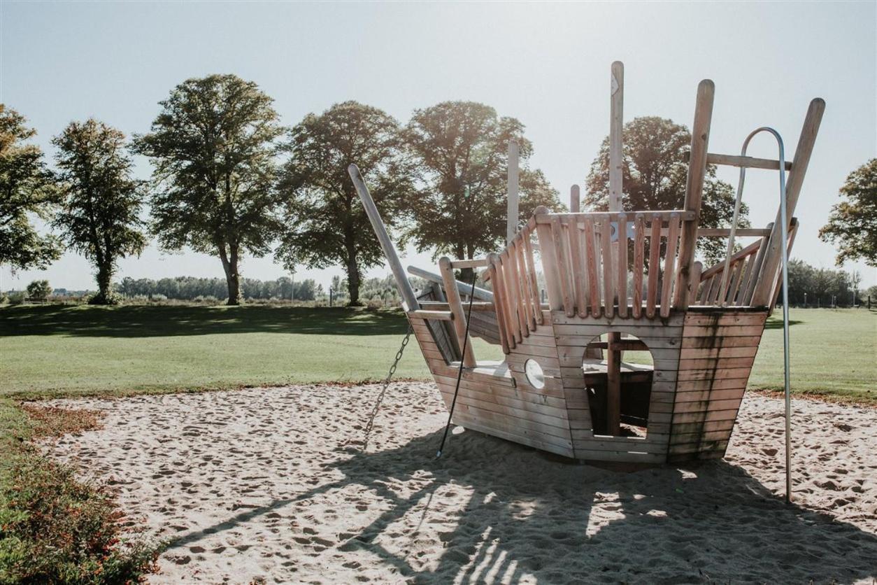 Recreatiepark Jachthaven De Veerstal Lathum - Luxe Chalet Bagian luar foto