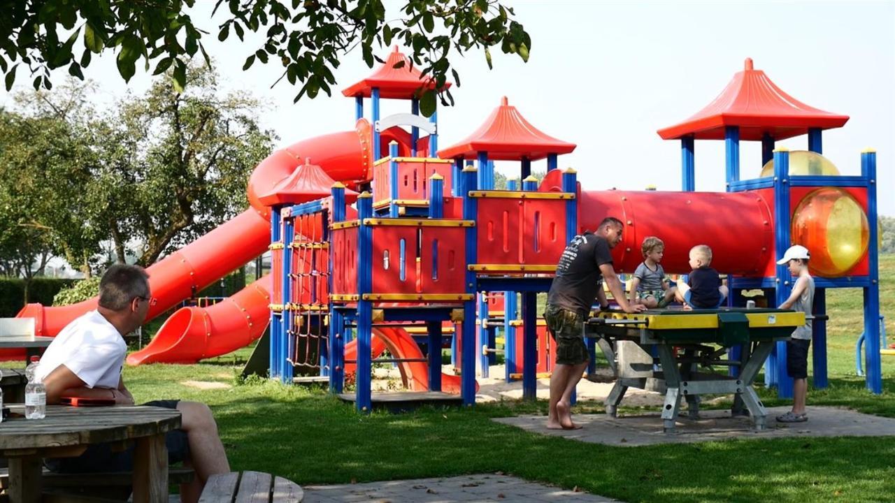 Recreatiepark Jachthaven De Veerstal Lathum - Luxe Chalet Bagian luar foto