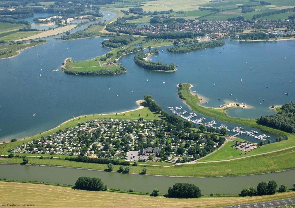 Recreatiepark Jachthaven De Veerstal Lathum - Luxe Chalet Bagian luar foto