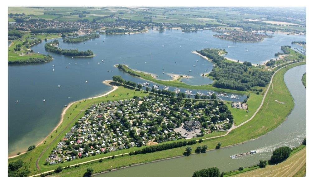 Recreatiepark Jachthaven De Veerstal Lathum - Luxe Chalet Bagian luar foto