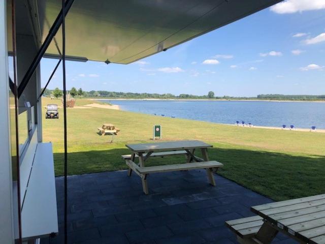 Recreatiepark Jachthaven De Veerstal Lathum - Luxe Chalet Bagian luar foto