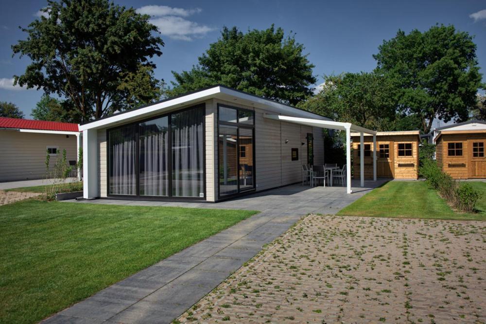 Recreatiepark Jachthaven De Veerstal Lathum - Luxe Chalet Bagian luar foto