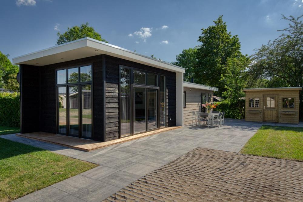 Recreatiepark Jachthaven De Veerstal Lathum - Luxe Chalet Bagian luar foto