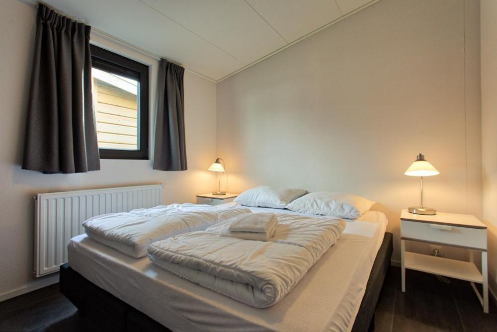 Recreatiepark Jachthaven De Veerstal Lathum - Luxe Chalet Bagian luar foto