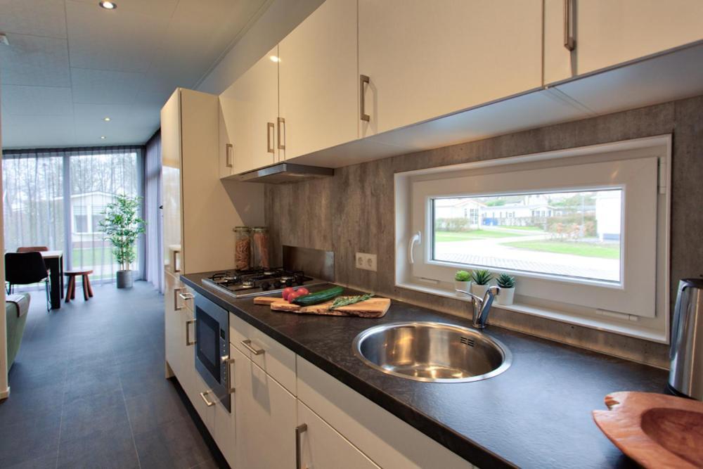 Recreatiepark Jachthaven De Veerstal Lathum - Luxe Chalet Bagian luar foto