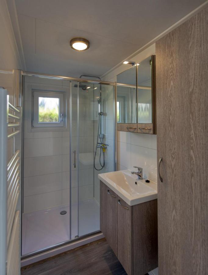 Recreatiepark Jachthaven De Veerstal Lathum - Luxe Chalet Bagian luar foto