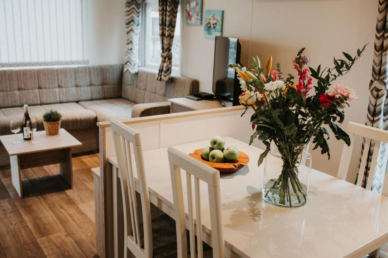 Recreatiepark Jachthaven De Veerstal Lathum - Luxe Chalet Bagian luar foto