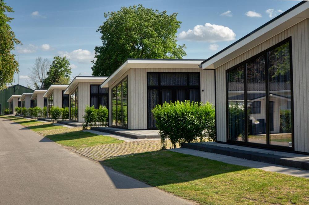 Recreatiepark Jachthaven De Veerstal Lathum - Luxe Chalet Bagian luar foto