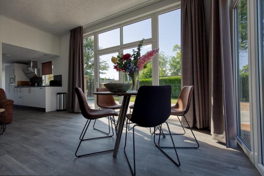 Recreatiepark Jachthaven De Veerstal Lathum - Luxe Chalet Bagian luar foto
