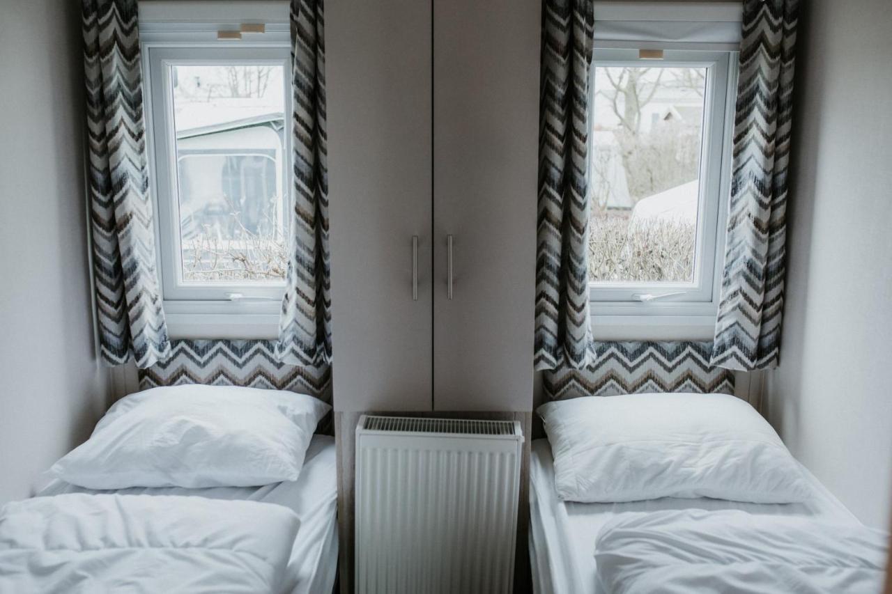 Recreatiepark Jachthaven De Veerstal Lathum - Luxe Chalet Bagian luar foto