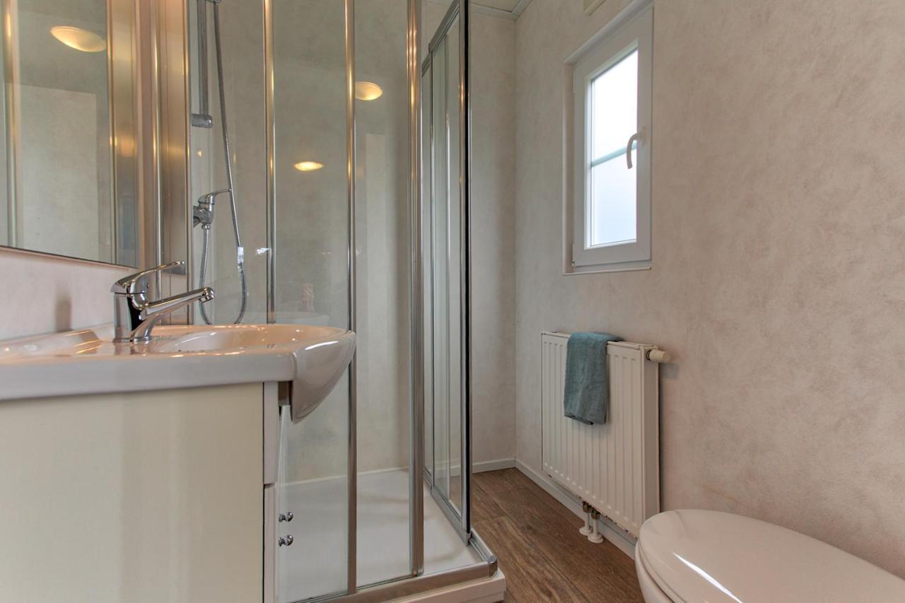 Recreatiepark Jachthaven De Veerstal Lathum - Luxe Chalet Bagian luar foto