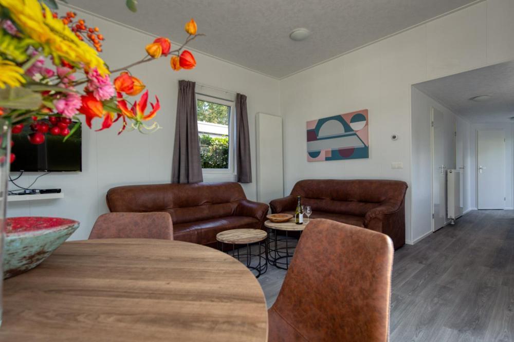 Recreatiepark Jachthaven De Veerstal Lathum - Luxe Chalet Bagian luar foto
