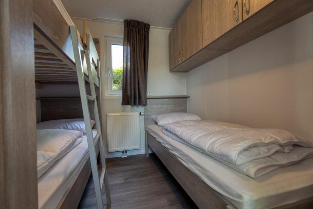 Recreatiepark Jachthaven De Veerstal Lathum - Luxe Chalet Bagian luar foto
