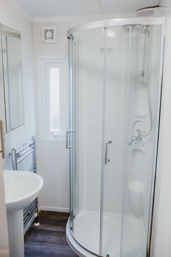 Recreatiepark Jachthaven De Veerstal Lathum - Luxe Chalet Bagian luar foto
