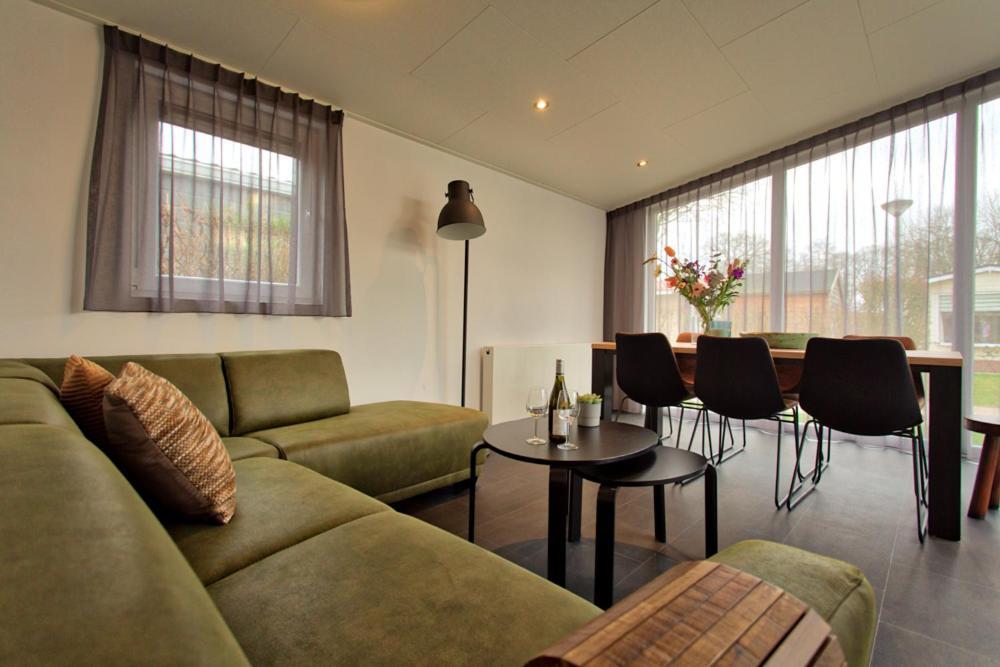 Recreatiepark Jachthaven De Veerstal Lathum - Luxe Chalet Bagian luar foto