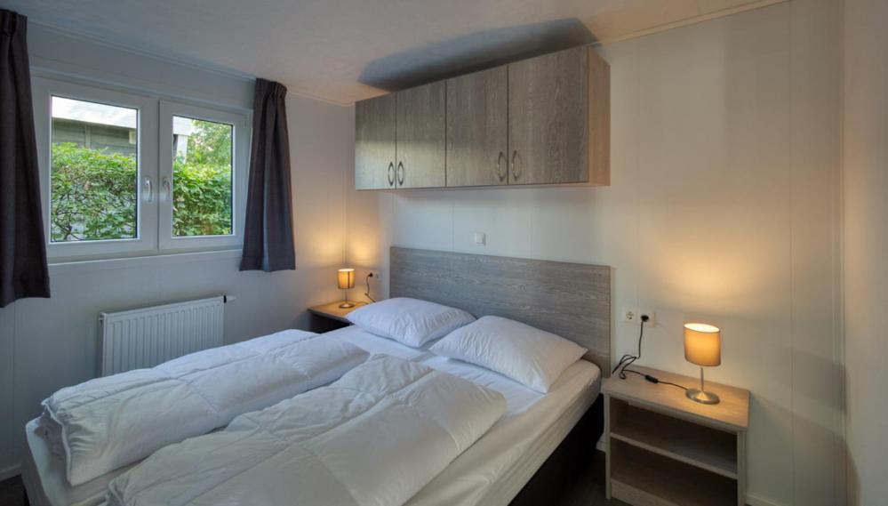 Recreatiepark Jachthaven De Veerstal Lathum - Luxe Chalet Bagian luar foto
