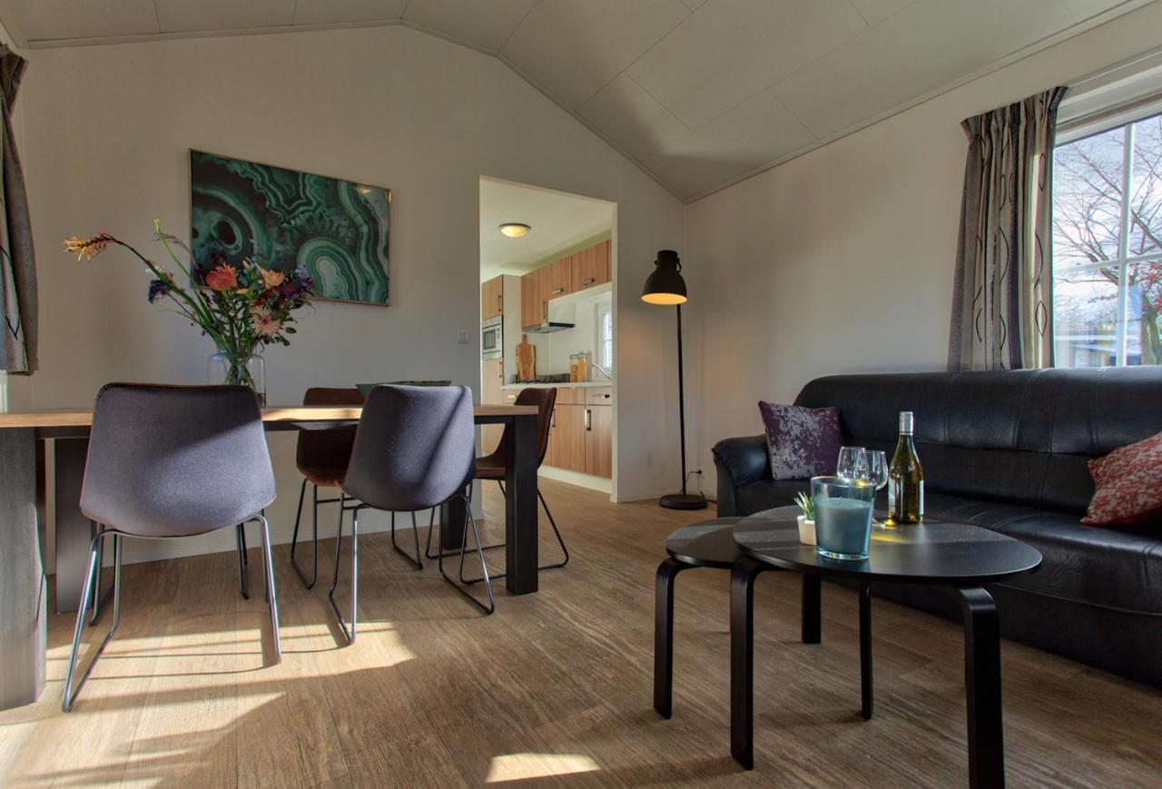Recreatiepark Jachthaven De Veerstal Lathum - Luxe Chalet Bagian luar foto