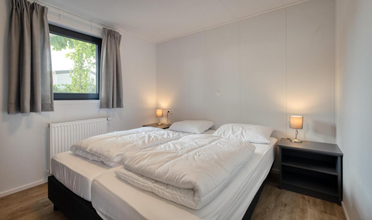 Recreatiepark Jachthaven De Veerstal Lathum - Luxe Chalet Bagian luar foto