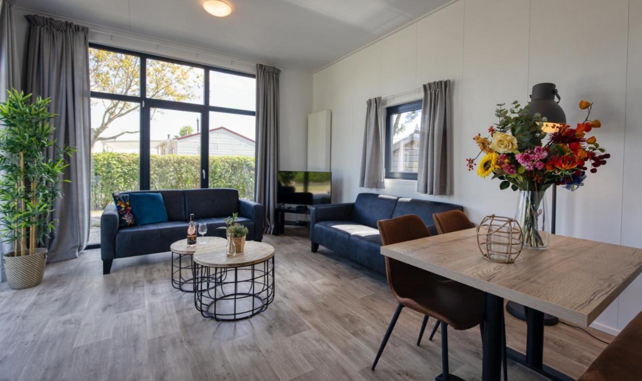 Recreatiepark Jachthaven De Veerstal Lathum - Luxe Chalet Bagian luar foto