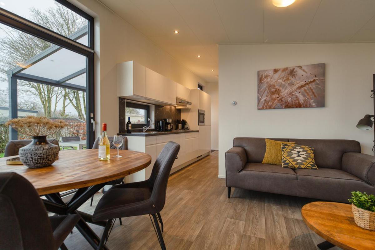 Recreatiepark Jachthaven De Veerstal Lathum - Luxe Chalet Bagian luar foto