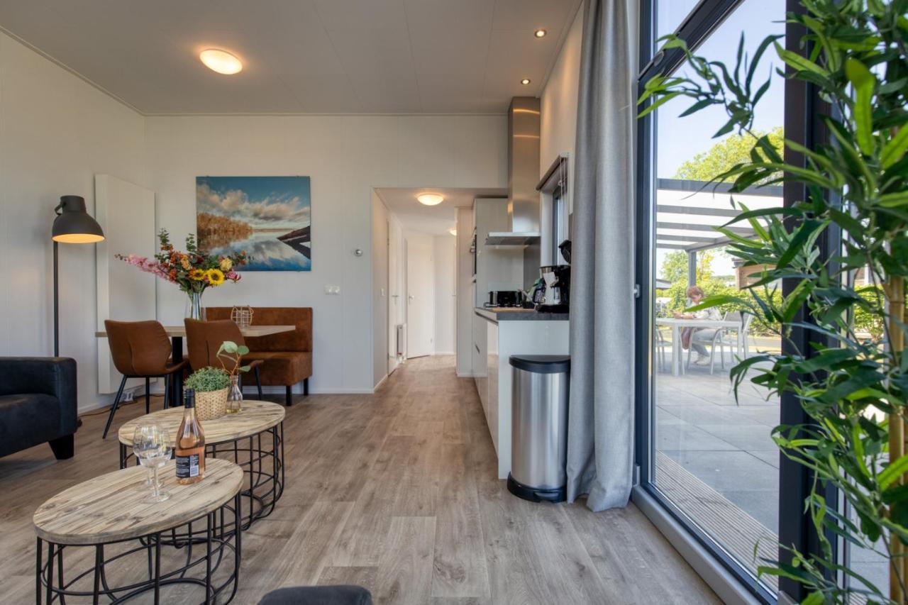 Recreatiepark Jachthaven De Veerstal Lathum - Luxe Chalet Bagian luar foto