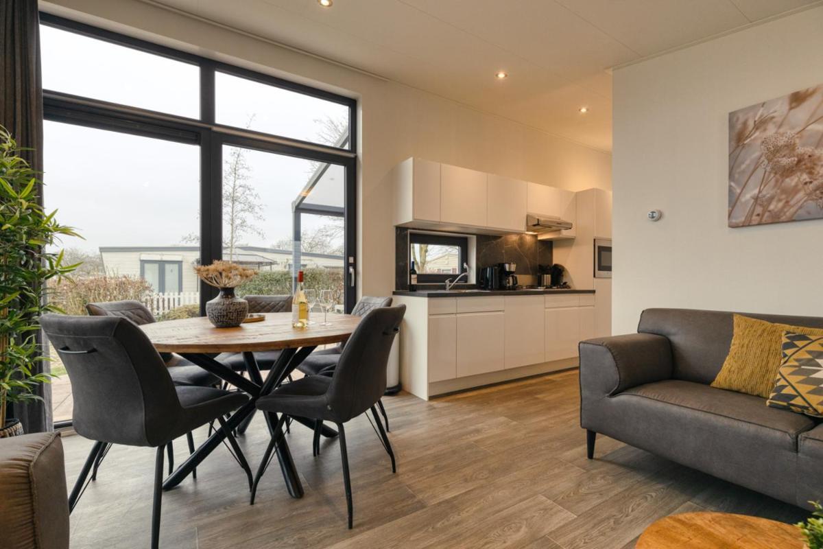 Recreatiepark Jachthaven De Veerstal Lathum - Luxe Chalet Bagian luar foto