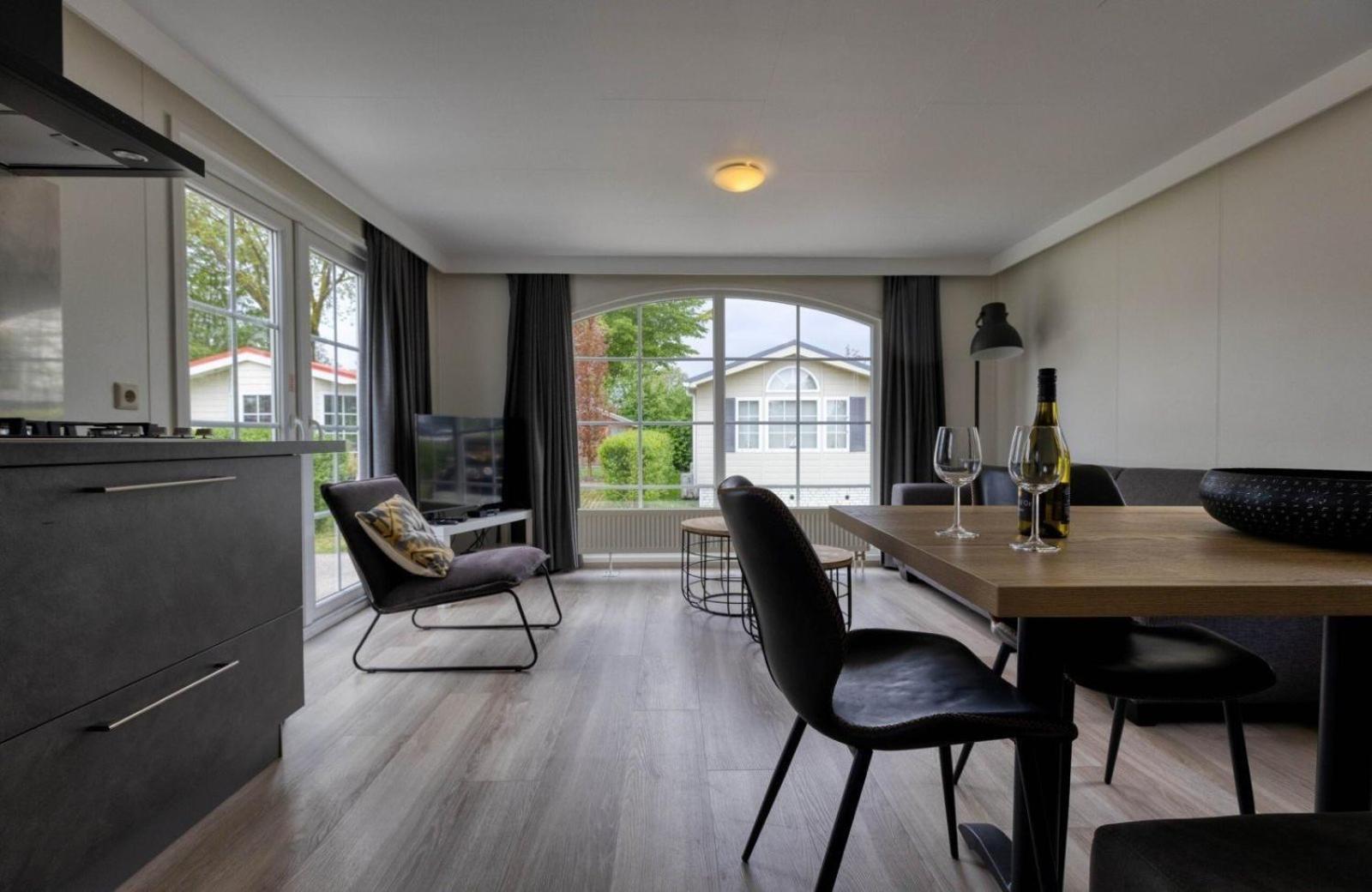 Recreatiepark Jachthaven De Veerstal Lathum - Luxe Chalet Bagian luar foto